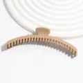 Pinza de pelo curva caqui de color sólido, accesorio de peinado minimalista para uso diario. - Estilo de Arco / Caqui