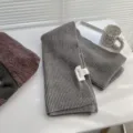 Accogliente sciarpa invernale in maglia a costole grigia con etichetta, calda e morbida. - 180cm / Grigio scuro