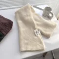 Primo piano dettagliato di una sciarpa invernale in morbido tessuto a costine, fine e calda. - 180cm / Bianco avorio