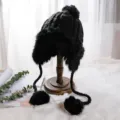 Schwarze gestrickte Ushanka Wintermütze mit plüschigen Ohrenklappen und süßen Pompons. - M (56-58cm) / Verdrehter Stil / Schwarz