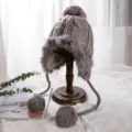 Gemütliche graue Strick-Trapper-Mütze mit flauschigem Kunstfell und süßen Bommeln. - M (56-58cm) / Verdrehter Stil / Grau