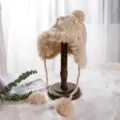 Cappello ushanka in maglia beige con paraorecchie in peluche e pompon, comodo per inverno. - M (56-58cm) / Stile a Pois / Beige