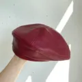 Weinrote PU Leder Baretthut für Damen, britischer Retro Malerhut Frühling Herbst Mode. - M (56-58cm) / Burgunderrot
