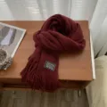 Dunkelroter Strickschal für Damen, winterlicher warmer Quasten-Halswärmer, lässiger Alltagsstil. - Burgunderrot