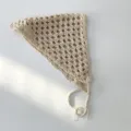 Beige gehäkeltes Dreiecktuch, modisches Vintage-Häkelkopftuch und schönes Haaraccessoire. - Gebrochenes Weiß