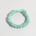 Chouchou élastique vert menthe en tissu plissé doux, doté d'une attache en plastique pratique et solide. - Style plissé (Style B) / Vert