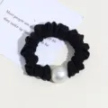 Chouchou de cheveux plissé noir avec grande perle blanche, accessoire queue de cheval chic. - Perle Artificielle Noire