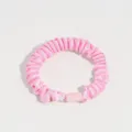 Chouchou à cheveux plissé rose avec finition satinée, élastique résistant pour coiffure quotidienne. - Rose
