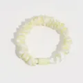 Chouchou à cheveux en satin jaune clair avec design plissé, accessoire élégant pour queue de cheval. - Jaune