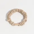 Chouchou en satin champagne avec detail cylindrique, elastique a cheveux elegant. - Kaki