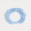 Chouchou satin bleu clair hautement élastique, accessoire élégant pour queue de cheval. - Style de base / Bleu