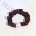 Chouchou marron pour cheveux avec grande perle blanche attache queue de cheval élégante - Style Perle Artificielle / Café