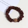 Chouchou de cheveux en satin marron avec boule de strass élégant attache queue de cheval - Style avec Pendentif en Strass / Café