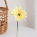 Einzelner künstlicher hellgelber Gerbera-Stiel für die Dekoration von Hochzeiten - Milchgelb