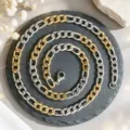 Collier maille Figaro bicolore en acier inoxydable or et argent sur socle pierre. - Chaîne Figaro Or et Argent (XL2002-26) / 1.8mm x 55cm