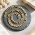 Gros plan d'un collier à maillons en acier inoxydable plaqué or par vide de luxe - Chaîne Gourmette Or (XL2002-28) / 1.6mm x 45cm