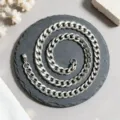 Vue détaillée d'un collier chaîne gourmette en acier inoxydable argenté sur ardoise - Chaîne Gourmette Épaisse Argent (XL2002-35) / 9mm Large x 50cm