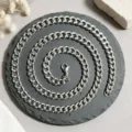 Détail de haute qualité d'un collier chaîne gourmette en acier inoxydable argenté sur ardoise - Chaîne Gourmette Argent (XL2002-37) / 1.8mm x 60cm