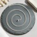 Vue détaillée d'un collier à maillons en acier inoxydable argenté disposé en spirale élégante - Chaîne Gourmette (XL2002-39) / 0,8 mm x 40 cm / Argent