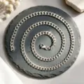 Vue rapprochée d'un collier chaîne gourmette en acier inoxydable disposé en spirale. - Chaîne Gourmette (XL2002-38) / 1.4mm x 50cm / Argent