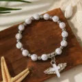 Weißes religiöses Gebetsperlenarmband mit geflügeltem Kreuzanhänger als Taufgeschenk. - Doppelter Flügel-Kreuz-Stil / Grauweiß (ZJ17284)