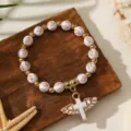 Pulsera de rosario de cuentas blancas con motivos de cruz dorados y colgante de cruz alada - Blanco (ZJ17283)