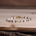 Bracelet élégant en perles Tila fait main avec des carreaux blancs, dorés et marbrés. - Tila Style B