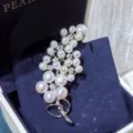 Elegante broche in de vorm van een druif met natuurlijke witte parels in cadeauverpakking - Wit Boeket