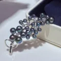 Elegante broche met meerdere pauwzwarte zoetwaterparels en kristallen sjaalclip - Pauwzwart Boeket Stijl