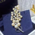 Elegante clusterbroche met natuurlijke zoetwaterparels en fonkelende zirkonia's - Oranje Boeket Stijl