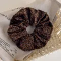 Coletero de tela con estampado de leopardo, elástico grande para coletas con estilo - Cosido Tamaño Pequeño / Leopardo Marrón (27616A)