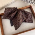 Elegante coletero con estampado de leopardo y lazo grande accesorio para el cabello - Estilo Cuadrado (27622B) / Lazo Grande Plisado Leopardo Marrón Oscuro Negro