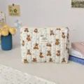 Detalle de bolsa de cosméticos acolchada con lindo estampado de osos y flores - Bolso de Mano de Oso de Dibujos Animados