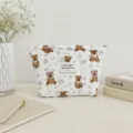 Vista detallada del neceser acolchado con estampado de ositos de peluche y flores - Bolsa de Lápiz Labial de Oso de Dibujos Animados