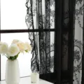 Eleganter französischer schwarzer Spitzenvorhang mit Vintage-Blumenmuster-Design - Schwarz