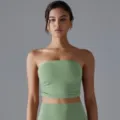 Μπροστινή όψη του πράσινου σασί γιόγκα tube top σε μοντέλο, λεπτομέρεια λεπτής εφαρμογής - S / Tops / Πράσινο Του Βασιλικού