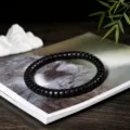 Detailansicht eines dunklen Ebenholz-Tabletten-Armbands für Männer mit Zen-Ästhetik. - Premium 4x7mm / Ebenholz