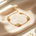 Delicado brazalete de cadena chapado en oro con dijes circulares pavimentados con diamantes - Pulsera / Dorado