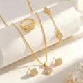 Elegante conjunto de joyas doradas con dijes geométricos de diamantes de imitación. - Collar+Anillo+Pendientes+Pulsera / Dorado