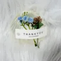 Elegante weiße Perlmuschel-Hochzeitssüßigkeitsschachtel mit blauen Blumen und Dankeskarte - Einzelne Muschel Mit Blauem Schleierkraut