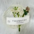 Caja de dulces de boda con forma de concha perlada con flores y decoración de etiqueta Thank You - Concha Individual Con Paniculata Color Champaña