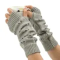 Detailansicht der grauen Herz-Armstulpen mit weicher Wollstruktur und fingerlosem Design - Hellgrau