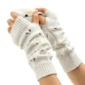 Detailansicht der weißen Strick-Armstulpen mit hohlem Herzmuster für die Winterzeit - Weiß