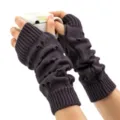 Detailaufnahme der dunkelvioletten Strickstulpen mit Distressed-Lochmustern - Dunkelgrau