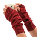 Gros plan sur des mitaines en tricot rouge avec détails de texture ondulée élégante - Rouge Jujube