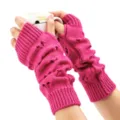 Gros plan de mitaines en tricot rose vif avec motif ajouré décontracté. - Rose rouge