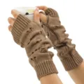 Chauffe-bras tricotés marron sans doigts tenant une tasse de café blanche chaude - Khaki