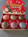 Primer plano de juguetes squishy de Navidad en una caja de regalo roja festiva - Estilo Alce / 8.5cm Size / Color Aleatorio