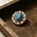 Élégante broche camée bleue style victorien avec perles et cristaux scintillants - Gris