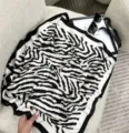 Dettaglio del foulard quadrato in seta con motivo zebrato bianco e nero elegante - Zebra Bianca e Nera